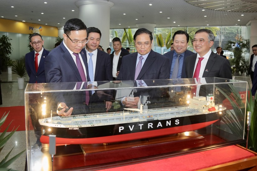 Thủ tướng nghe Tổng Gi&aacute;m đốc Petrovietnam giới thiệu về c&aacute;c hoạt động trong lĩnh vực dịch vụ của Tập đo&agrave;n. Nguồn: Petrovietnam.