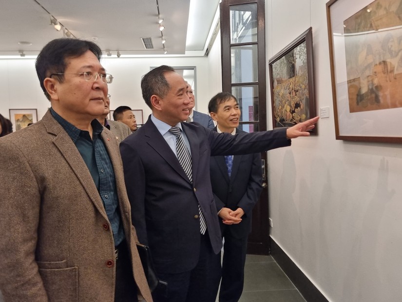 C&aacute;c đại biểu tham quan v&agrave; nghe giới thiệu về c&aacute;c t&aacute;c phẩm tại triển l&atilde;m. Ảnh: Anh Thư