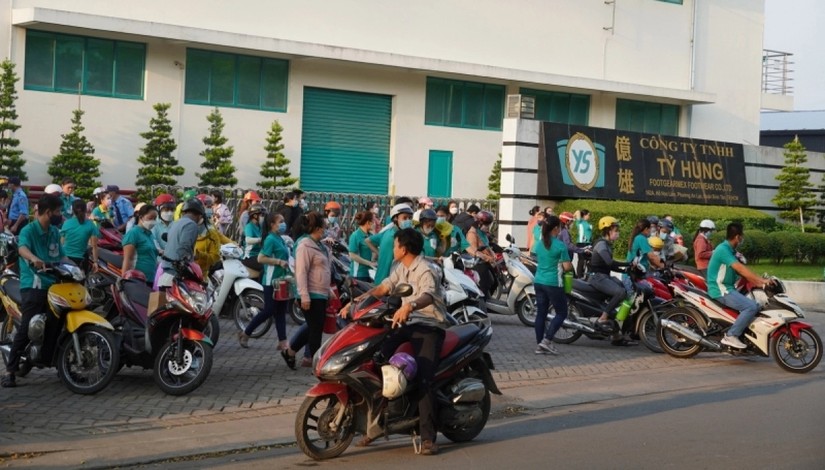 Lao động mất việc được c&ocirc;ng ty hỗ trợ tiền kiếm việc l&agrave;m mới.