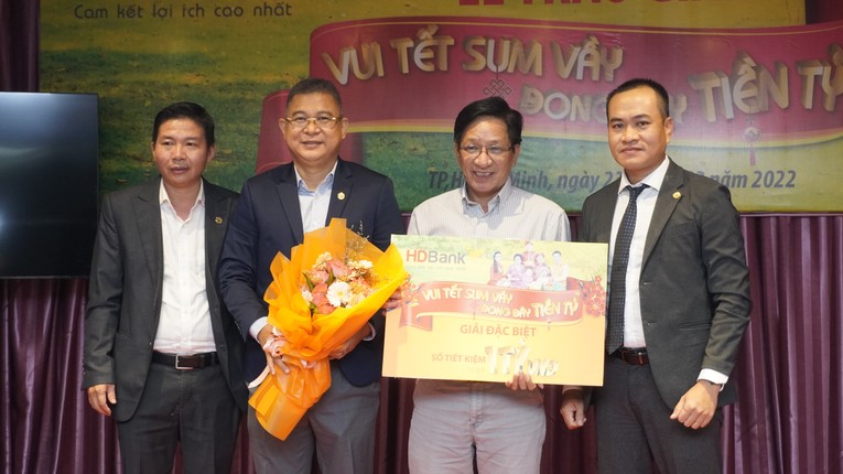 Đại diện l&atilde;nh đạo HDBank trao giải Đặc biệt - 1 tỷ đồng cho kh&aacute;ch h&agrave;ng Nguyễn Đ&igrave;nh Đạo.