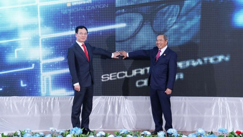 Bộ trưởng Bộ Th&ocirc;ng tin v&agrave; Truyền th&ocirc;ng Nguyễn Mạnh H&ugrave;ng (tr&aacute;i) c&ugrave;ng Bộ trưởng C&ocirc;ng nghệ v&agrave; Truyền th&ocirc;ng L&agrave;o Boviengkham Vongdara bấm n&uacute;t khai trương hai hệ thống. Ảnh: TTXVN