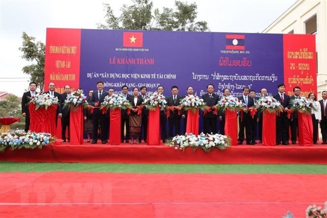 C&aacute;c đại biểu cắt băng kh&aacute;nh th&agrave;nh giai đoạn 3 dự &aacute;n Học viện Kinh tế-T&agrave;i ch&iacute;nh Dongkhamxang.