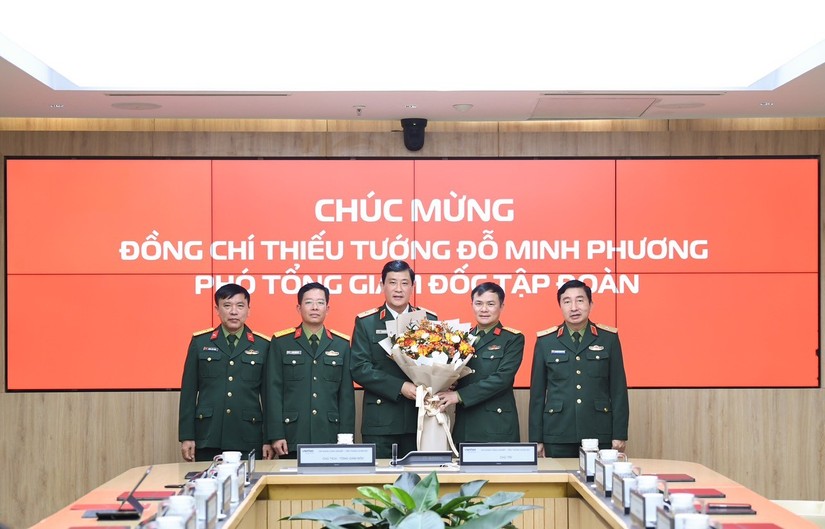 Chủ tịch Viettel T&agrave;o Đức Thắng tặng hoa ch&uacute;c mừng Thiếu tướng Đỗ Minh Phương.