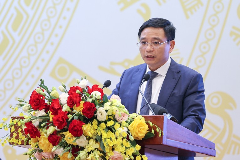 Bộ trưởng Giao th&ocirc;ng vận tải Nguyễn Văn Thắng b&aacute;o c&aacute;o tại Hội nghị. Ảnh: VGP