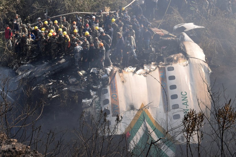 Hiện trường vụ rơi m&aacute;y bay chở 72 người ở Pokhara, miền t&acirc;y Nepal, ng&agrave;y 15/1. Ảnh: Reuters