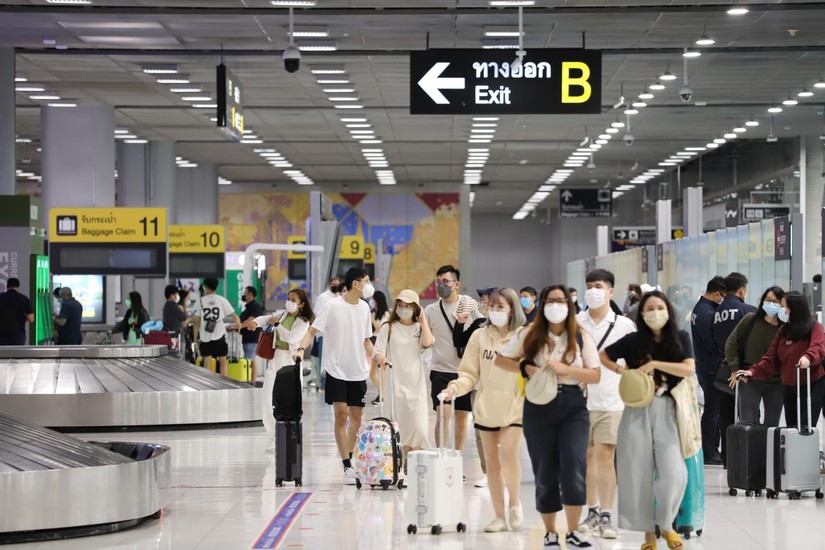 Du kh&aacute;ch tại s&acirc;n bay Suvarnabhumi, Th&aacute;i Lan. Ảnh: Bangkok Post