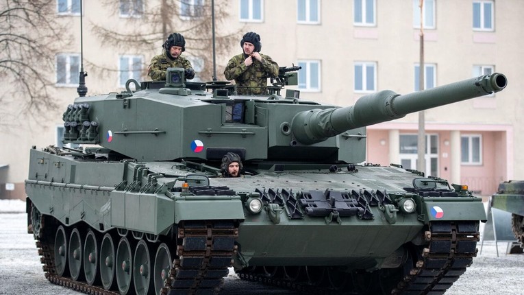 Xe tăng Leopard 2 do Đức sản xuất.