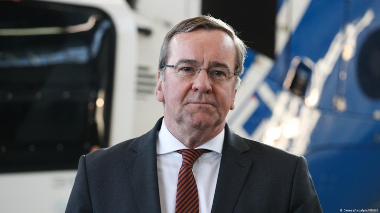 &Ocirc;ng Pistorius thừa nhận Đức tham gia v&agrave;o cuộc xung đột tại Ukraine một c&aacute;ch gi&aacute;n tiếp. Ảnh: DW