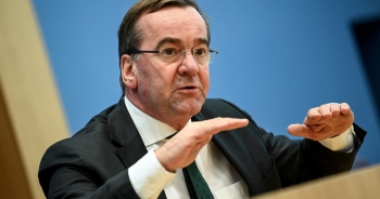 Bộ trưởng Quốc phòng Đức: &apos;Berlin gián tiếp tham gia xung đột Ukraine&apos;