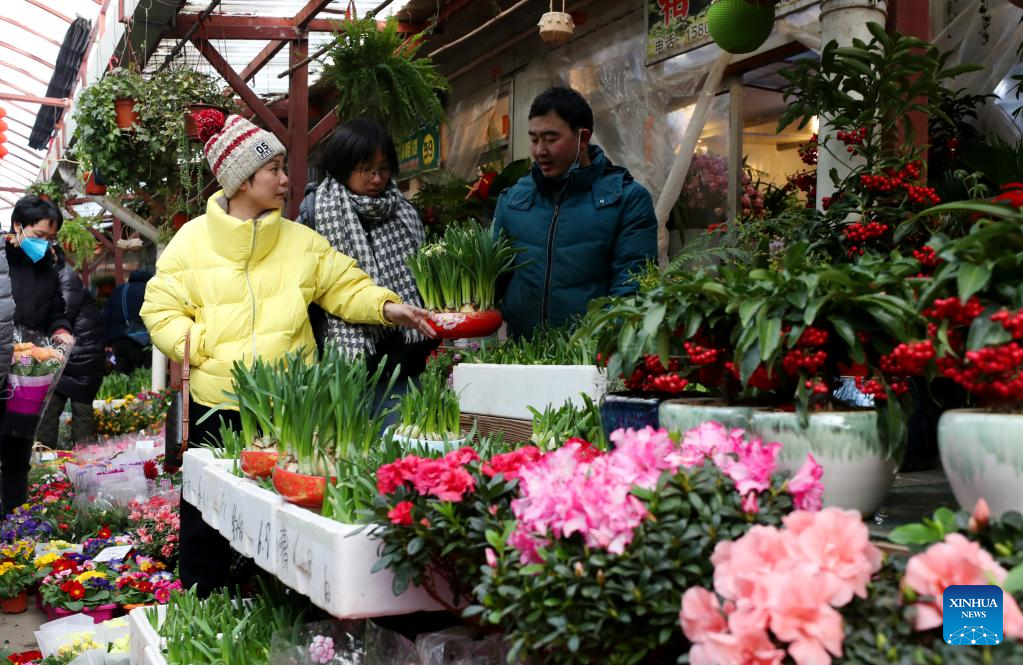 Một gian h&agrave;ng b&aacute;n hoa tươi tại khu chợ ở quận Xuhui, ph&iacute;a đ&ocirc;ng Thượng Hải, Trung Quốc. Ảnh: Xinhua