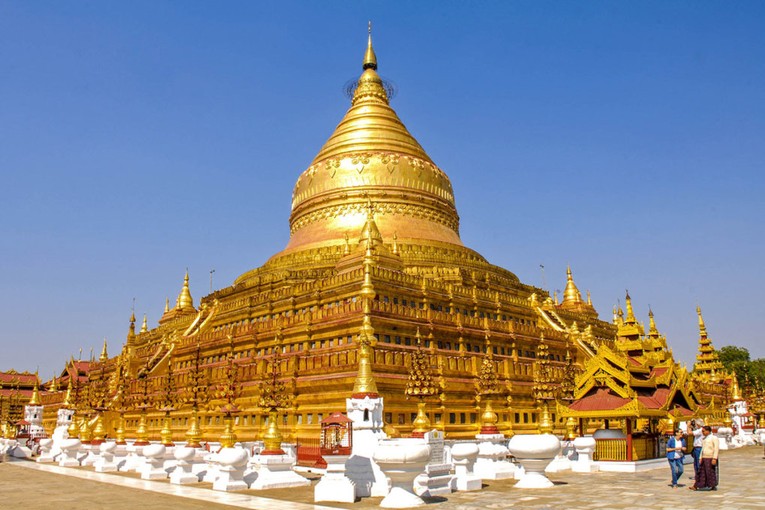 Bảo th&aacute;p ch&ugrave;a Shwedagon cao tới 99m, ước t&iacute;nh d&aacute;t đến 90 tấn v&agrave;ng, đỉnh gắn hơn 4.500 vi&ecirc;n kim cương v&agrave; hồng ngọc. Ảnh: Amazing Places