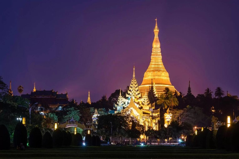 Quang cảnh ch&ugrave;a Shwedagon về đ&ecirc;m. Ảnh: Tripanthropologist