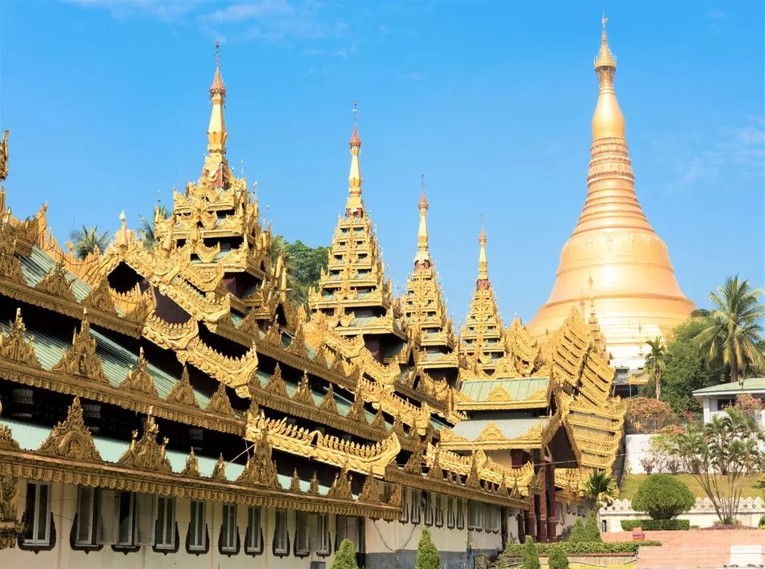 Lối v&agrave;o c&oacute; m&aacute;i che của ch&ugrave;a Shwedagon. Ảnh: Tripanthropologist