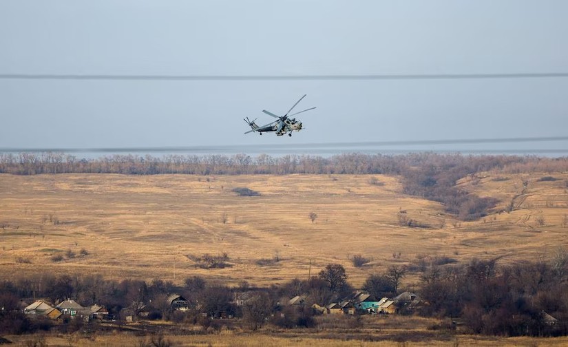 M&aacute;y bay qu&acirc;n sự Mi-28 của Nga tại Luhansk. Ảnh: Reuters