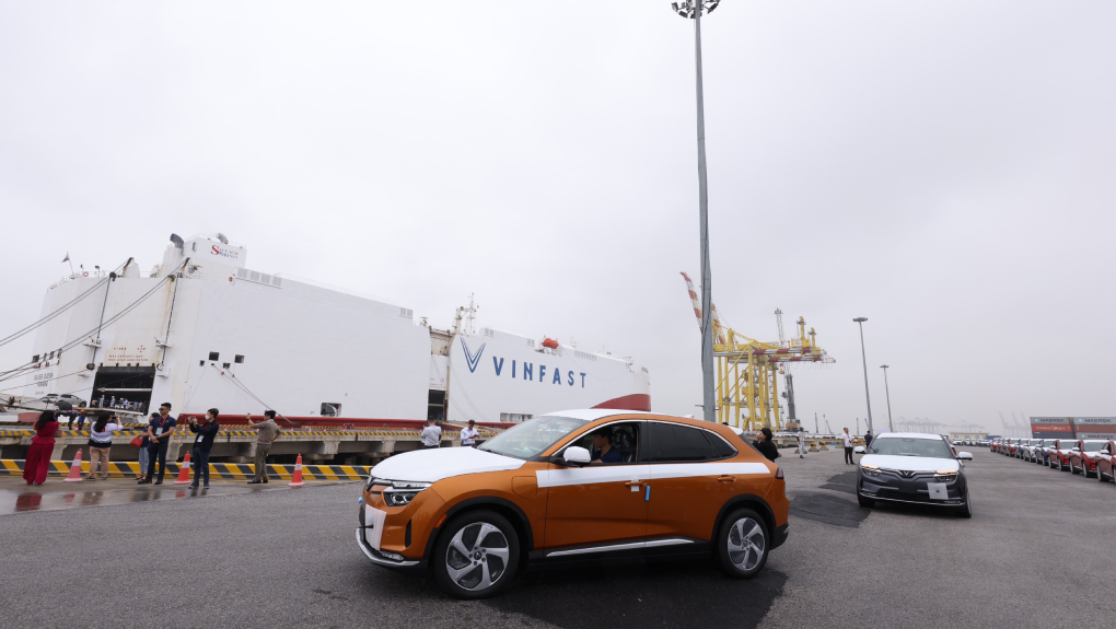 Xe điện VinFast VF8 tr&ecirc;n đường được chất l&ecirc;n t&agrave;u tại MPC Port, Hải Ph&ograve;ng tới California, Mỹ.