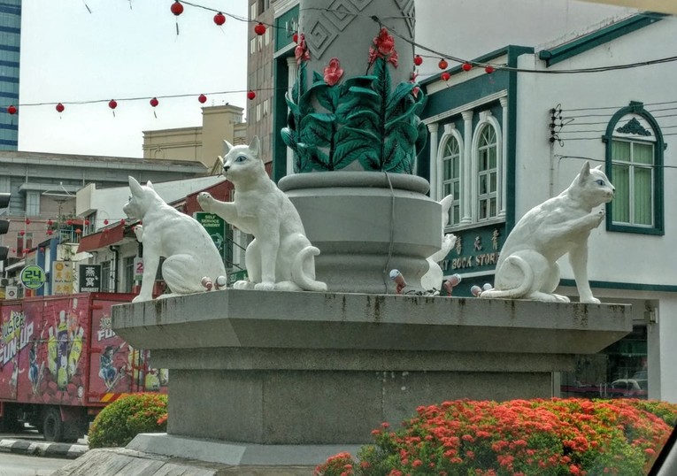 Tượng m&egrave;o ở giữa Bắc v&agrave; Nam Kuching. Ảnh: Kittt Iyer&rsquo;