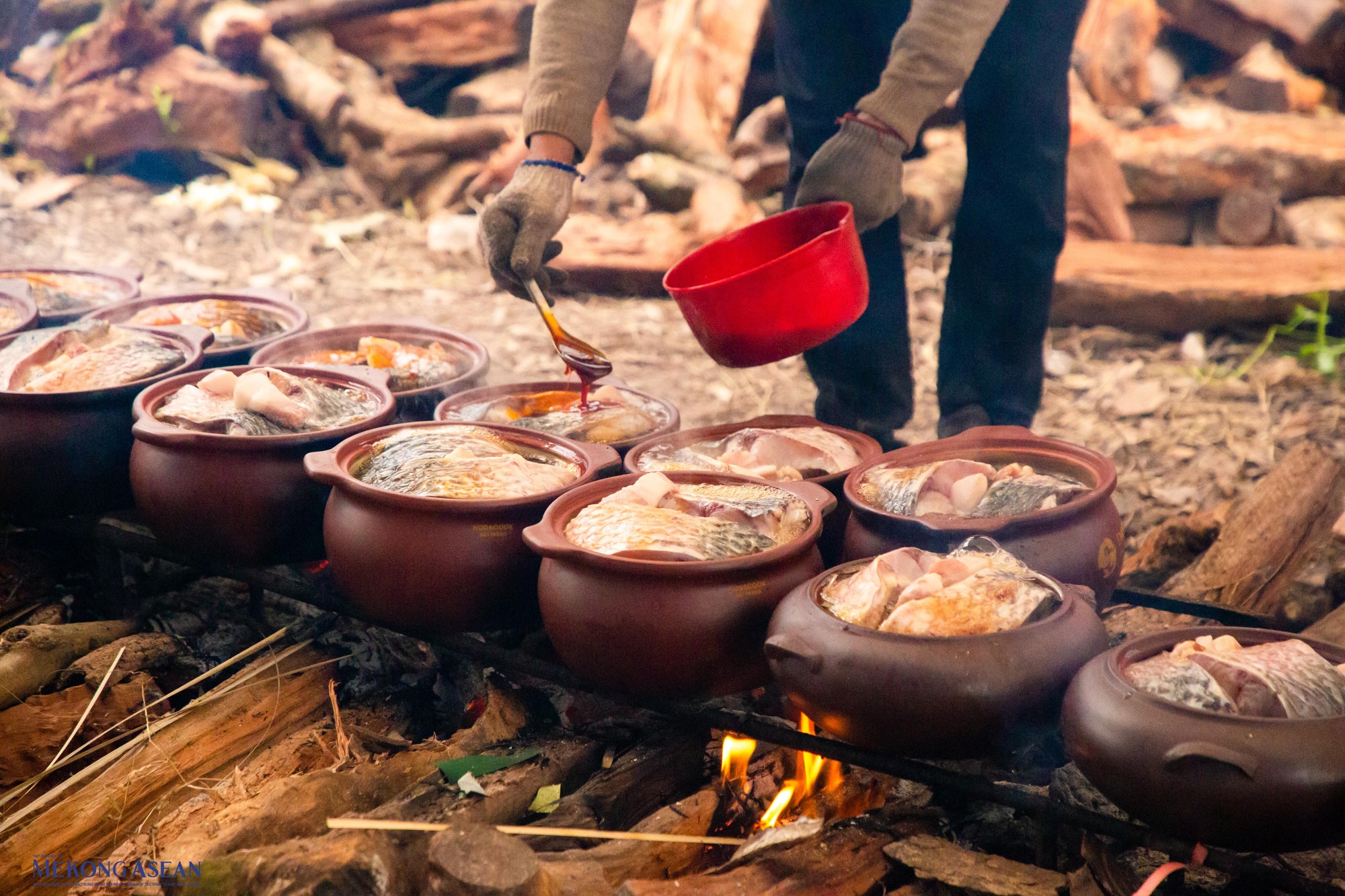 Nghề kho c&aacute; y&ecirc;u cầu sự tỉ mỉ, cẩn thận để l&agrave;m ra những th&agrave;nh phẩm tốt nhất. Ảnh: Thảo Ng&acirc;n.