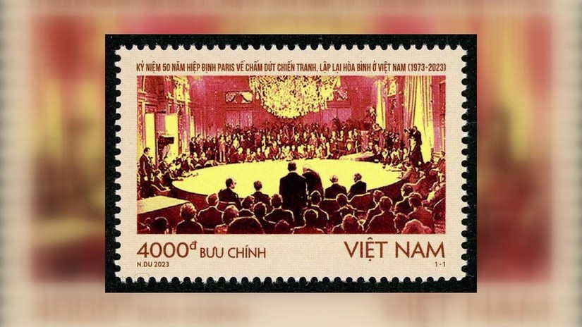 Ph&aacute;t h&agrave;nh bộ tem kỷ niệm 50 năm Hiệp định Paris.