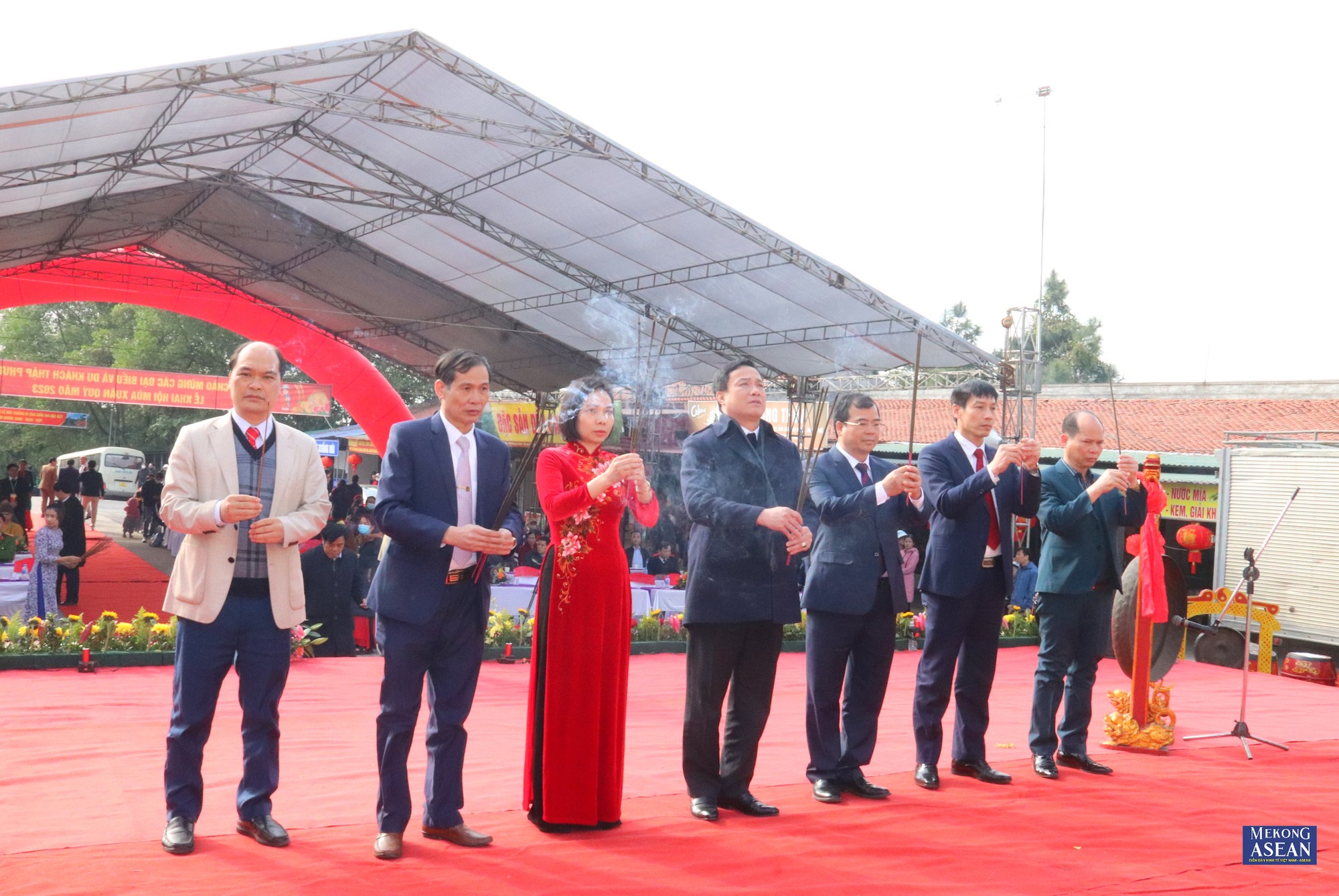 Ph&oacute; B&iacute; thư Tỉnh ủy, Chủ tịch UBND tỉnh Hải Dương Triệu Thế H&ugrave;ng; Ph&oacute; Chủ tịch UBND tỉnh Hải Dương Nguyễn Minh H&ugrave;ng c&ugrave;ng c&aacute;c đại biểu d&acirc;ng hương tại Lễ khai hội.