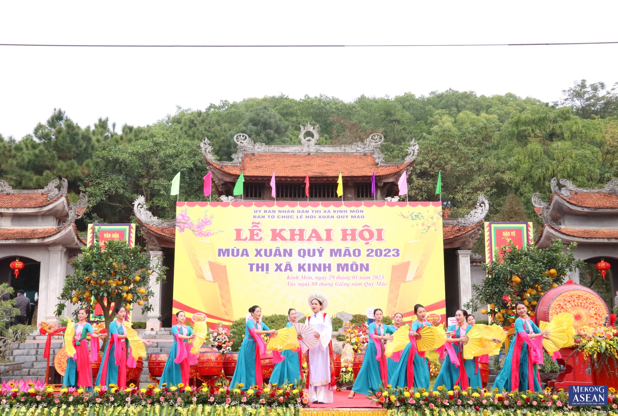 Chương tr&igrave;nh văn nghệ ch&agrave;o mừng Lễ khai hội.