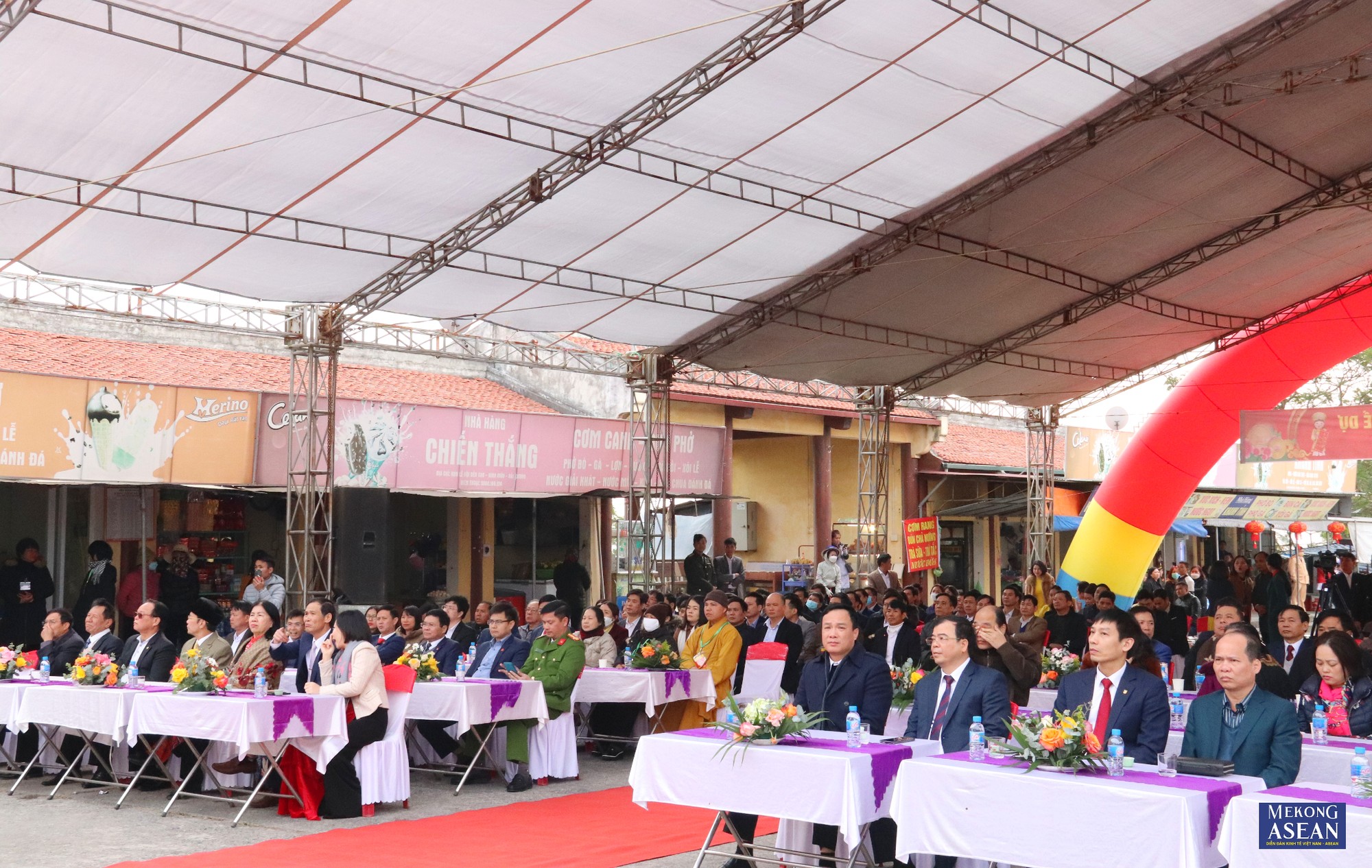 C&aacute;c đại biểu, nh&acirc;n d&acirc;n v&agrave; du kh&aacute;ch thập phương tham dự Lễ khai hội m&ugrave;a xu&acirc;n Qu&yacute; M&atilde;o năm 2023 thị x&atilde; Kinh M&ocirc;n.