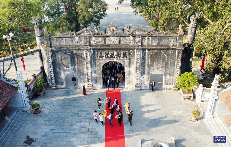 Ban Tổ chức Lễ hội, ch&iacute;nh quyền địa phương c&ugrave;ng nh&acirc;n d&acirc;n x&atilde; Hưng Đạo (th&agrave;nh phố Ch&iacute; Linh) rước lễ v&agrave;o s&acirc;n Bạc trước đền thờ Đức Th&aacute;nh Trần xin ph&eacute;p mở hội m&ugrave;a xu&acirc;n C&ocirc;n Sơn - Kiếp Bạc.