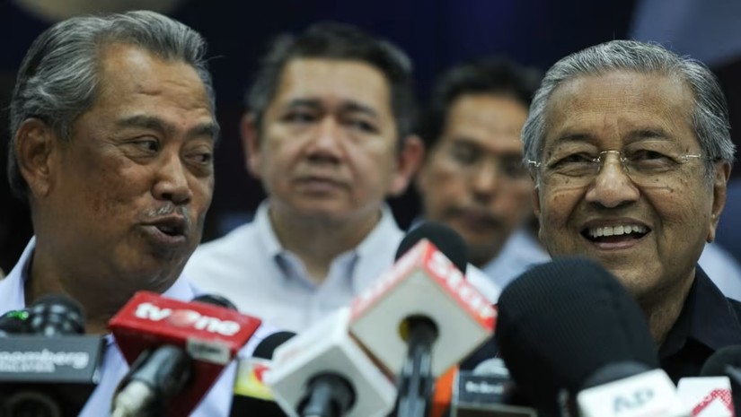 Cựu thủ tướng Malaysia Muhyiddin Yassin (tr&aacute;i) v&agrave; &ocirc;ng Mahathir Mohamad (phải). Ảnh: AFP