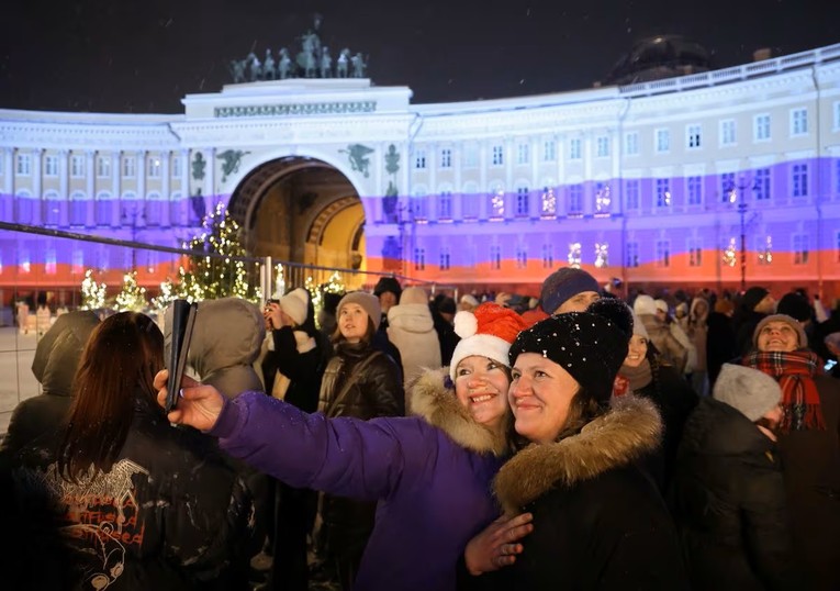 Người d&acirc;n tham gia lễ đ&oacute;n giao thừa tại Quảng trường Cung điện ở St. Petersburg, Nga. Ảnh: Reuters