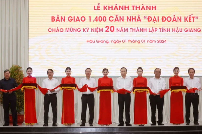 C&aacute;c l&atilde;nh đạo thực hiện nghi thức kh&aacute;nh th&agrave;nh 1.400 căn nh&agrave; đại đo&agrave;n kết. Nguồn: TTXVN.