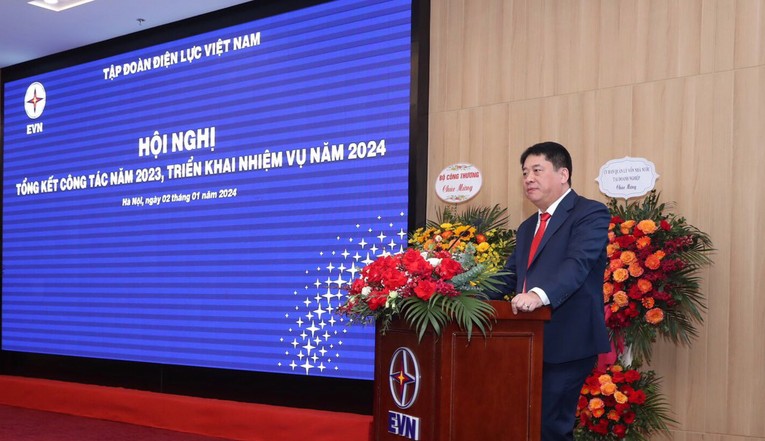Tổng gi&aacute;m đốc EVN Nguyễn Anh Tuấn b&aacute;o c&aacute;o kết quả c&ocirc;ng t&aacute;c năm 2023. Nguồn: EVN.