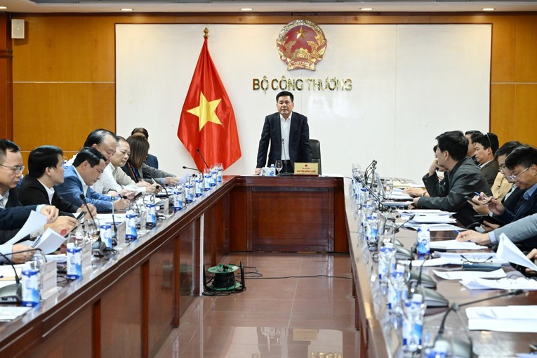Bộ trưởng Nguyễn Hồng Di&ecirc;n chỉ đạo tuyệt đối kh&ocirc;ng được để đứt g&atilde;y nguồn cung xăng dầu trong năm 2024. Nguồn: Bộ C&ocirc;ng Thương.