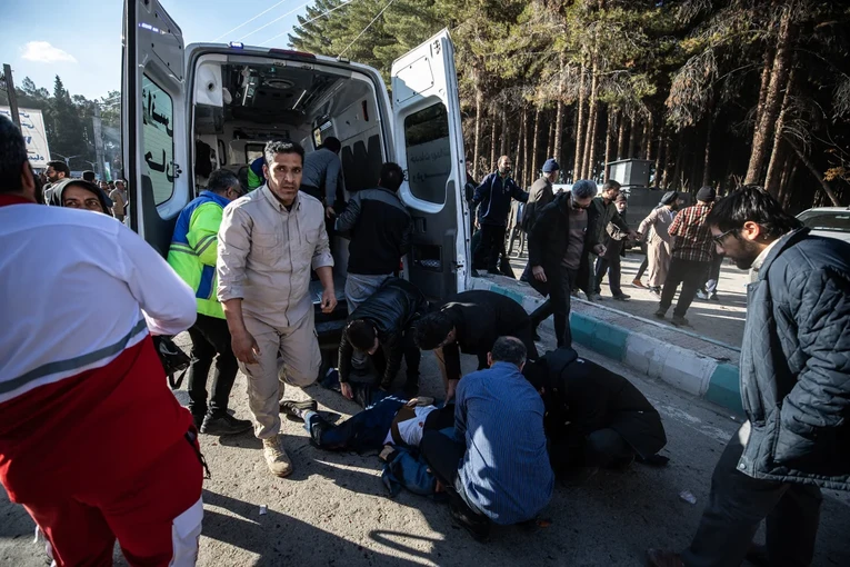 Xe cứu thương tại hiện trường vụ đ&aacute;nh bom k&eacute;p ở th&agrave;nh phố Kerman, Iran, ng&agrave;y 3/1. Ảnh: AFP