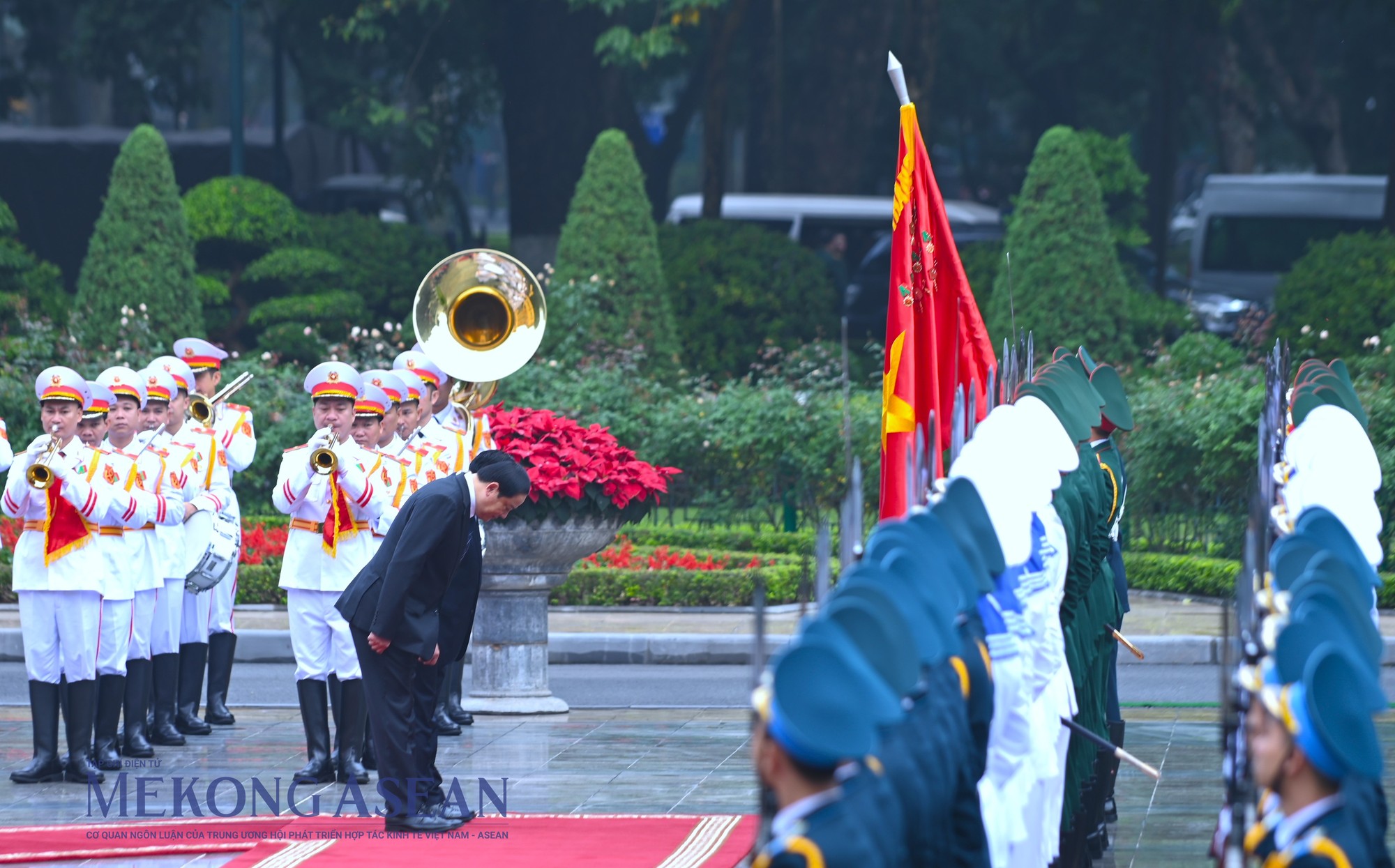 Hai nh&agrave; l&atilde;nh đạo ch&agrave;o quốc kỳ. Ảnh: Đỗ Thảo