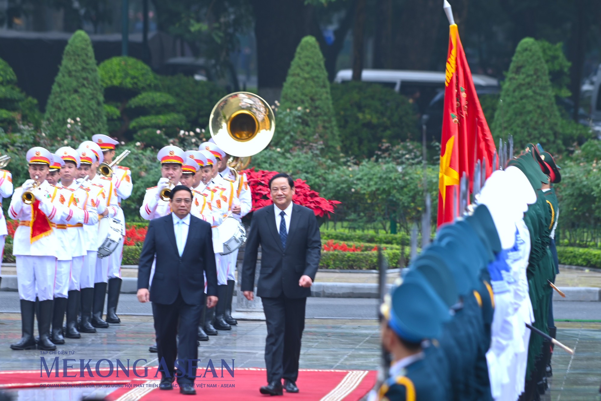 Thủ tướng Phạm Minh Ch&iacute;nh v&agrave; Thủ tướng L&agrave;o Sonexay Siphandone duyệt đội danh dự Qu&acirc;n đội Nh&acirc;n d&acirc;n Việt Nam. Ảnh: Đỗ Thảo