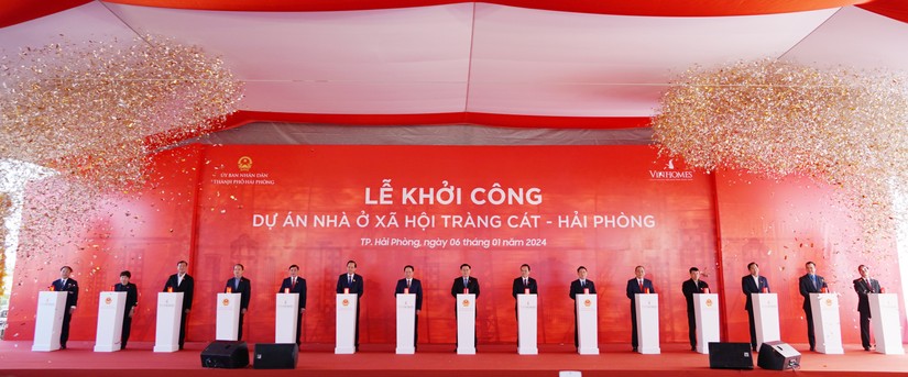 C&aacute;c đại biểu nhấn n&uacute;t khởi c&ocirc;ng dự &aacute;n.