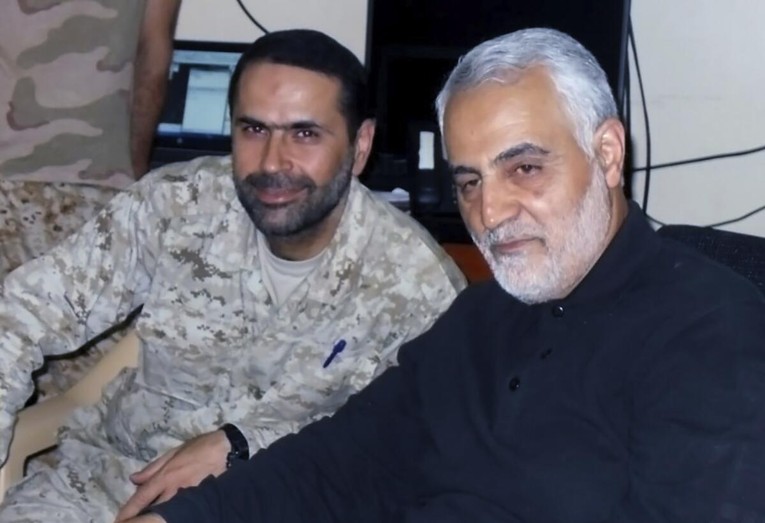 &Ocirc;ng al-Tawil (tr&aacute;i) chụp ảnh c&ugrave;ng tướng h&agrave;ng đầu Iran Qassem Soleimani (phải). Ảnh: Văn ph&ograve;ng Truyền th&ocirc;ng Hezbollah