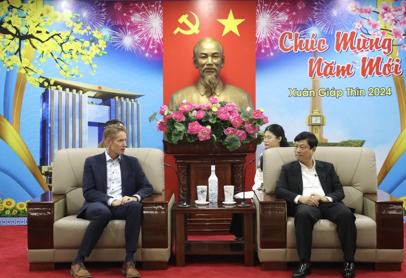 Đại diện tập đo&agrave;n LEGO gặp mặt l&atilde;nh đạo UBND tỉnh B&igrave;nh Dương. Ảnh: Binhduong.gov