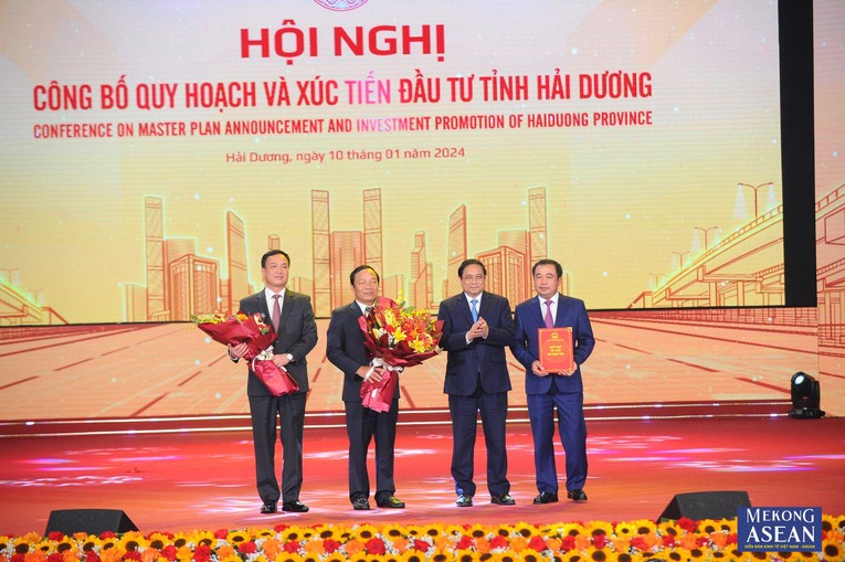 Thủ tướng Ch&iacute;nh phủ Phạm Minh Ch&iacute;nh trao quyết định ph&ecirc; duyệt quy hoạch tỉnh Hải Dương thời kỳ 2021 - 2030, tầm nh&igrave;n đến năm 2050 cho l&atilde;nh đạo tỉnh Hải Dương.