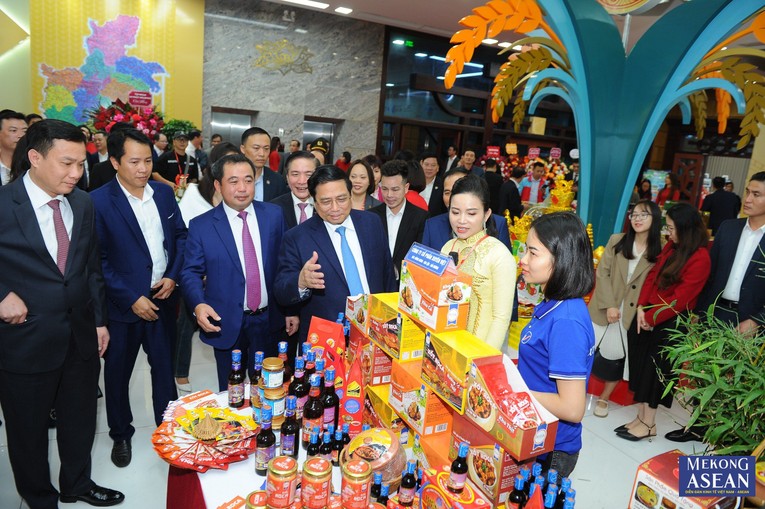 Thủ tướng Ch&iacute;nh phủ v&agrave; c&aacute;c đại biểu tham quan khu vực trưng b&agrave;y sản phẩm ti&ecirc;u biểu của tỉnh Hải Dương.