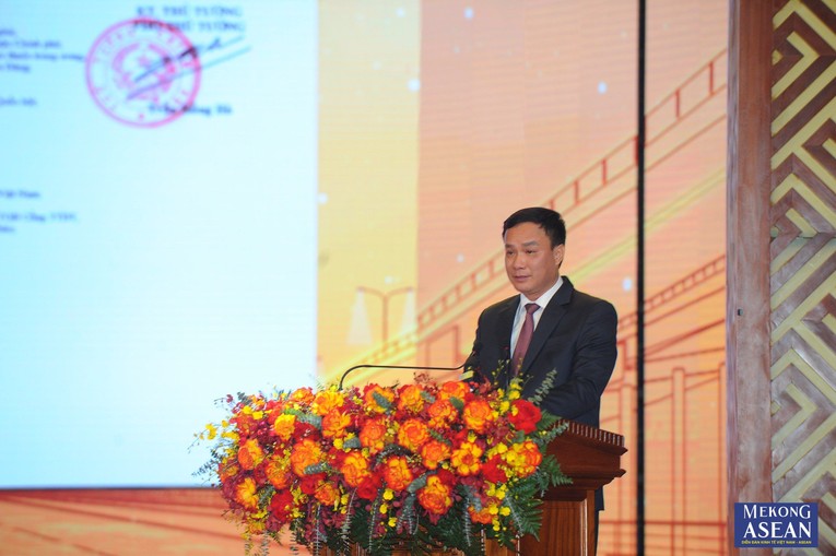 Chủ tịch UBND tỉnh Hải Dương Triệu Thế H&ugrave;ng c&ocirc;ng bố quyết định của Thủ tướng Ch&iacute;nh phủ ph&ecirc; duyệt quy hoạch tỉnh Hải Dương.