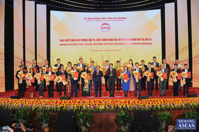 L&atilde;nh đạo tỉnh Hải Dương trao giấy chứng nhận đầu tư cho c&aacute;c doanh nghiệp.