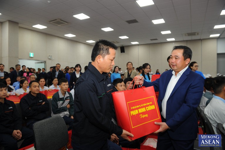 B&iacute; thư Tỉnh ủy Hải Dương Trần Đức Thắng trao qu&agrave; của Thủ tướng Ch&iacute;nh phủ cho c&ocirc;ng nh&acirc;n, người lao động.