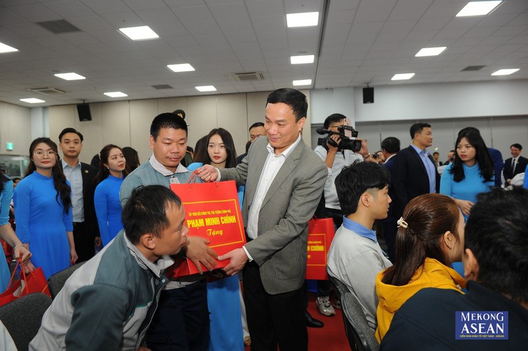 Chủ tịch UBND tỉnh Hải Dương Triệu Thế H&ugrave;ng trao qu&agrave; của Thủ tướng Ch&iacute;nh phủ cho c&ocirc;ng nh&acirc;n, người lao động.