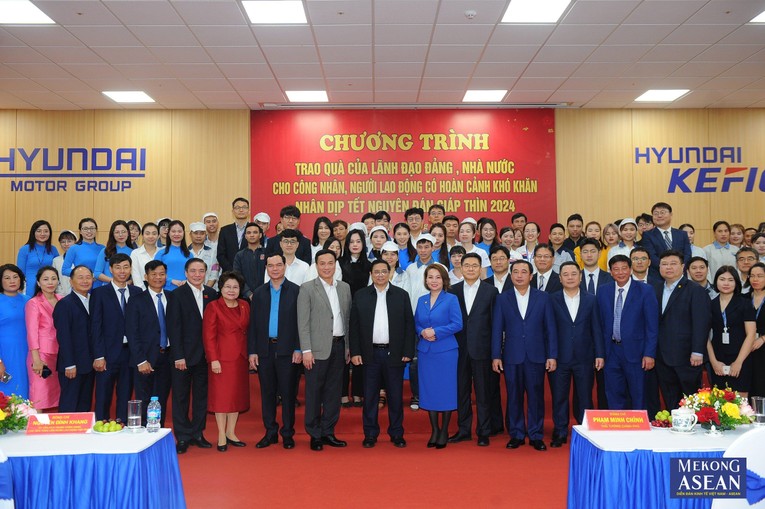 Thủ tướng Ch&iacute;nh phủ Phạm Minh Ch&iacute;nh c&ugrave;ng l&atilde;nh tỉnh Hải Dương chụp ảnh lưu niệm với chủ đầu tư Khu c&ocirc;ng nghiệp Đại An, C&ocirc;ng ty TNHH Hyundai Kefico v&agrave; người lao động.