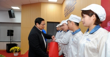 Thủ tướng thăm, tặng quà công nhân, người lao động tại Hải Dương