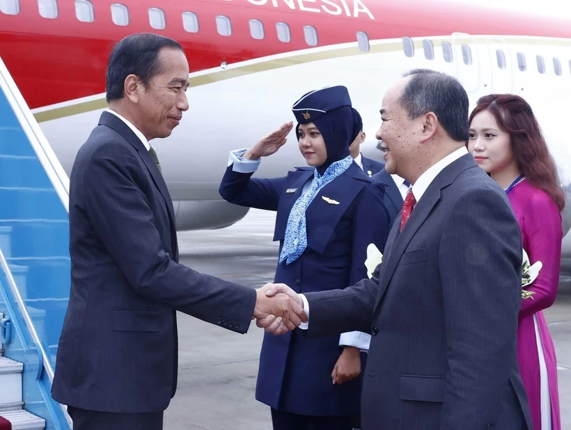 Chủ nhiệm Văn ph&ograve;ng Chủ tịch nước L&ecirc; Kh&aacute;nh Hải đ&oacute;n Tổng thống Indonesia Joko Widodo tại s&acirc;n bay quốc tế Nội B&agrave;i. Ảnh: TTXVN