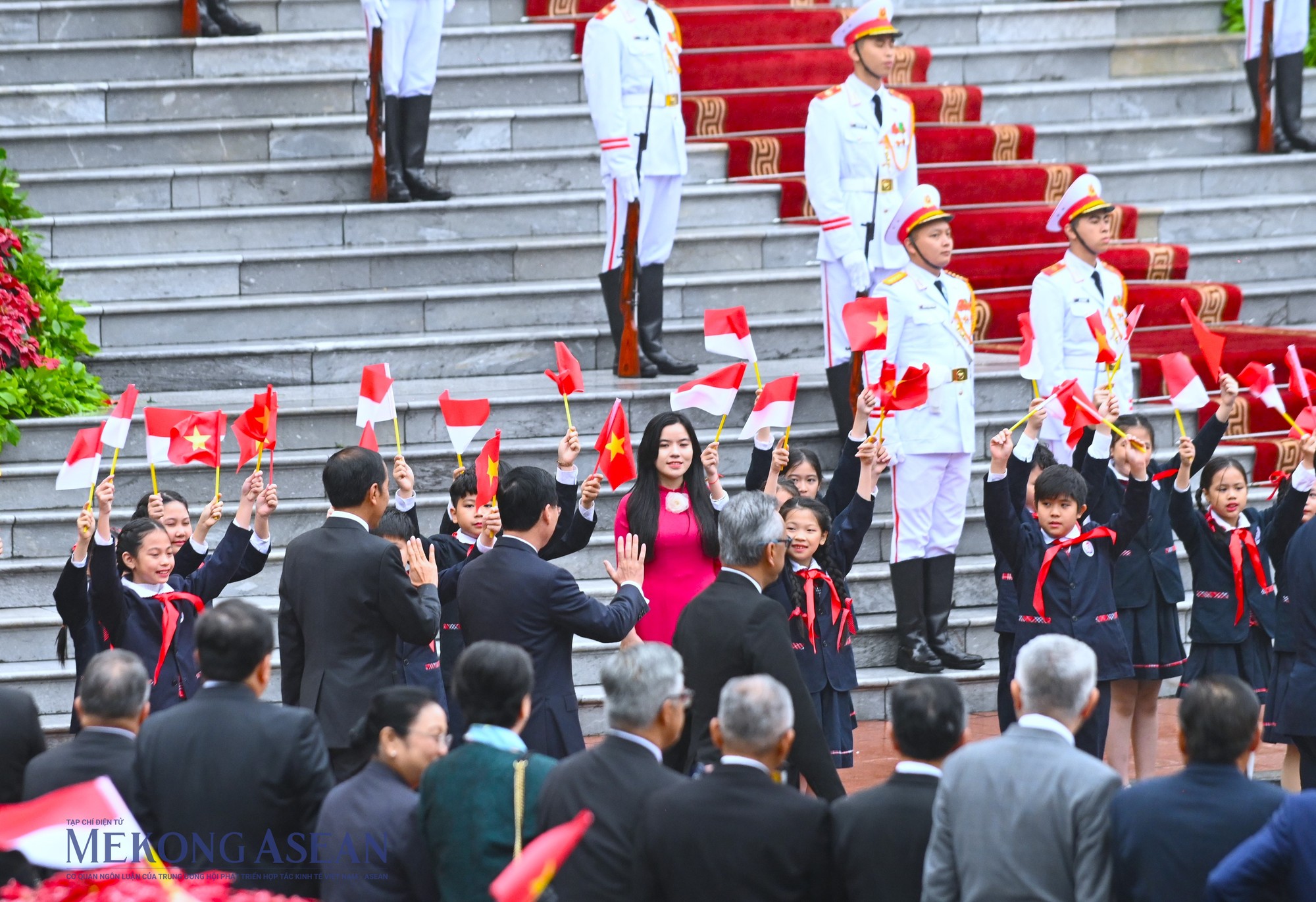 Thiếu nhi H&agrave; Nội vẫy cờ ch&agrave;o đ&oacute;n hai nh&agrave; l&atilde;nh đạo. Ảnh: Đỗ Thảo