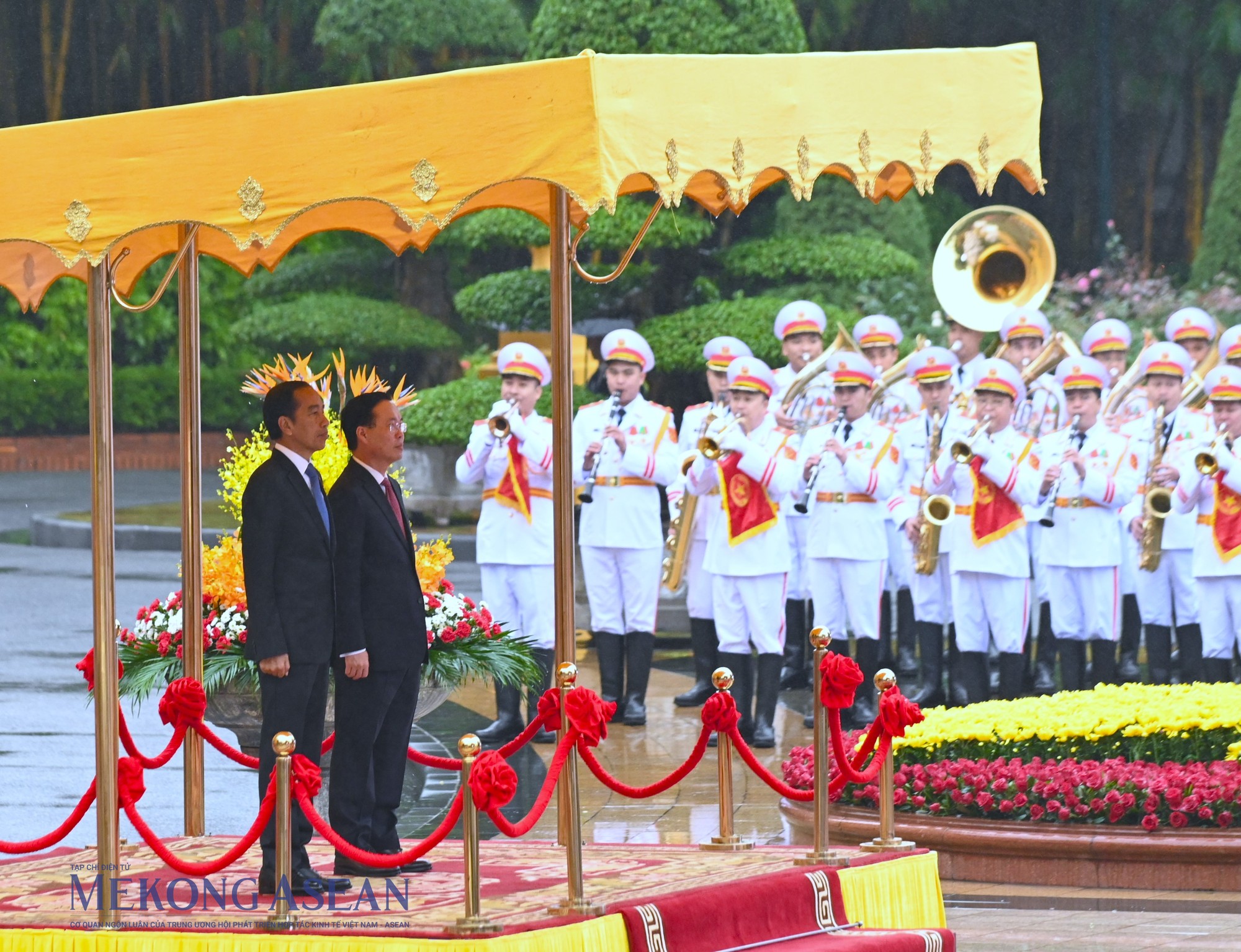 Chủ tịch nước V&otilde; Văn Thưởng v&agrave; Tổng thống Indonesia Joko Widodo đứng tr&ecirc;n bục danh dự, thực hiện nghi thức ch&agrave;o cờ của hai nước Indonesia v&agrave; Việt Nam. Ảnh: Đỗ Thảo