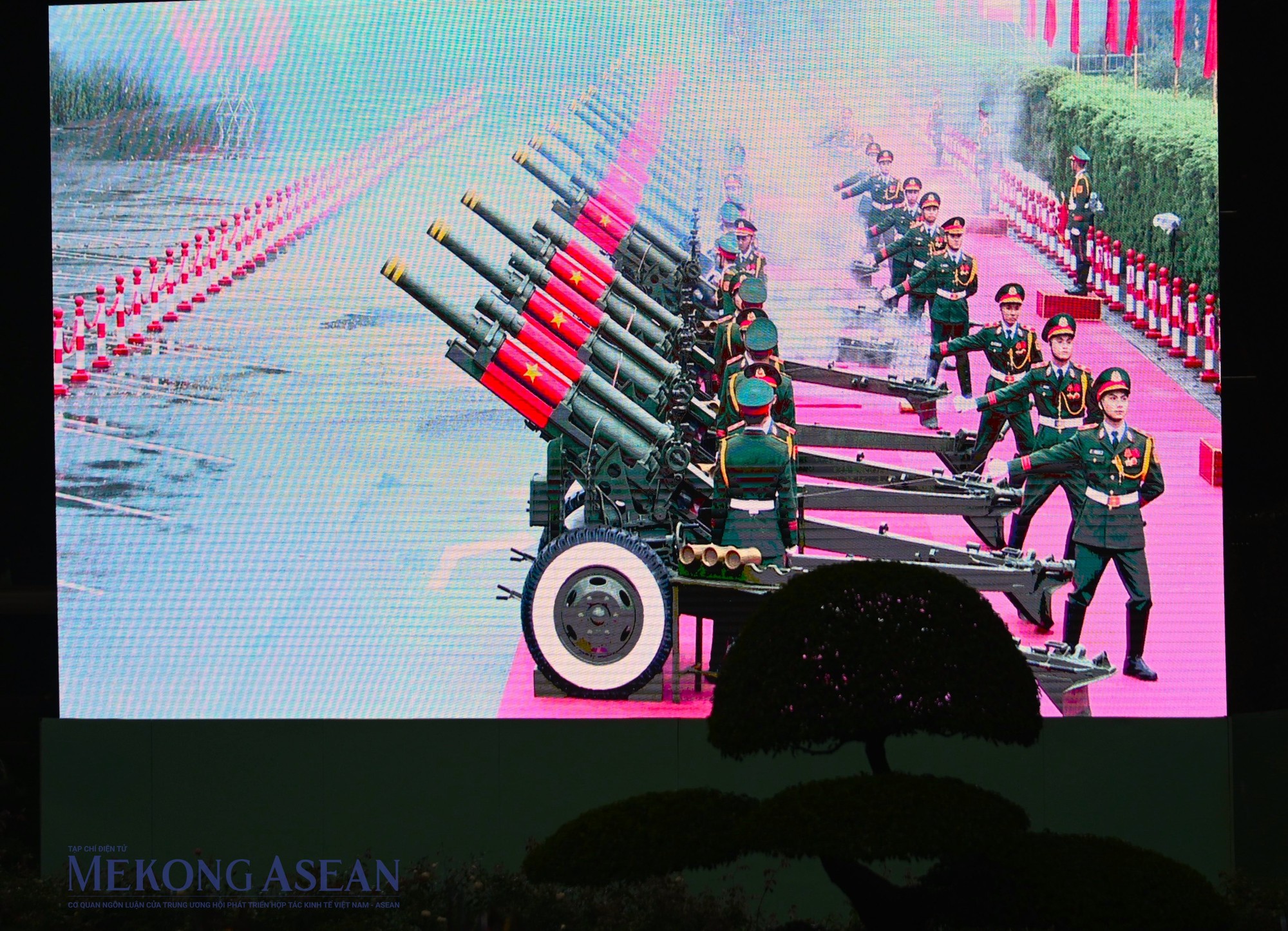 21 ph&aacute;t đại b&aacute;c ch&agrave;o mừng Tổng thống Indonesia được khai hỏa tại Ho&agrave;ng th&agrave;nh Thăng Long. Đ&acirc;y l&agrave; nghi thức ch&agrave;o đ&oacute;n trang trọng nhất trong nghi lễ đối ngoại của Việt Nam. Ảnh: Đỗ Thảo