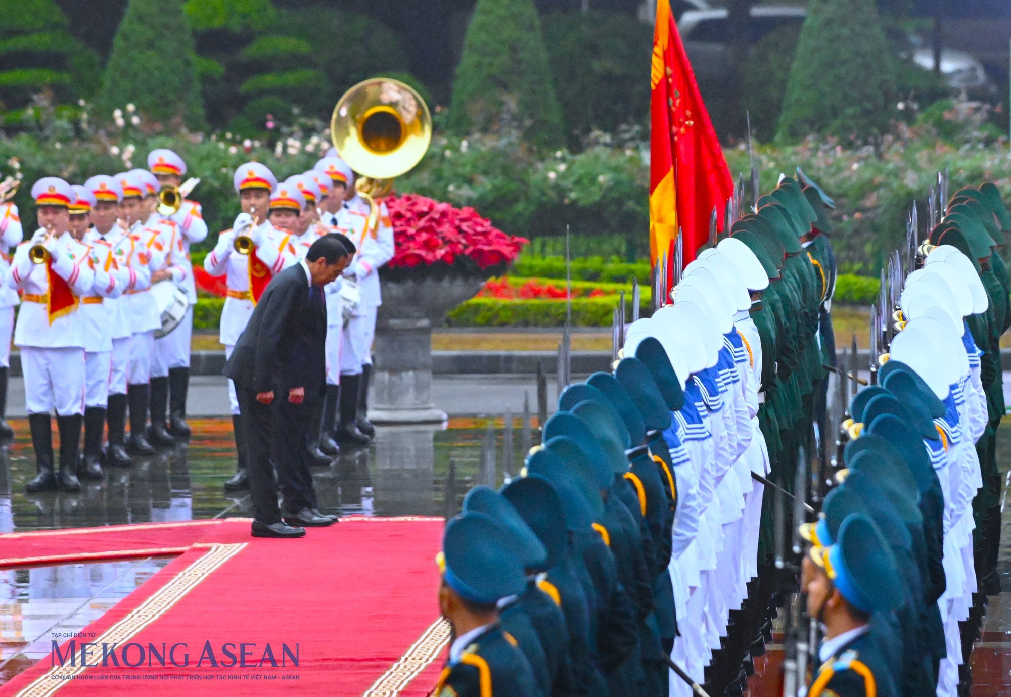 Hai nh&agrave; l&atilde;nh đạo ch&agrave;o quốc kỳ. Ảnh: Đỗ Thảo